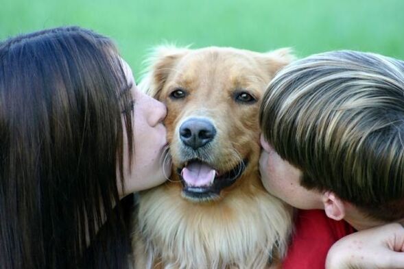 mensen kussen een hond en raken besmet met wormen